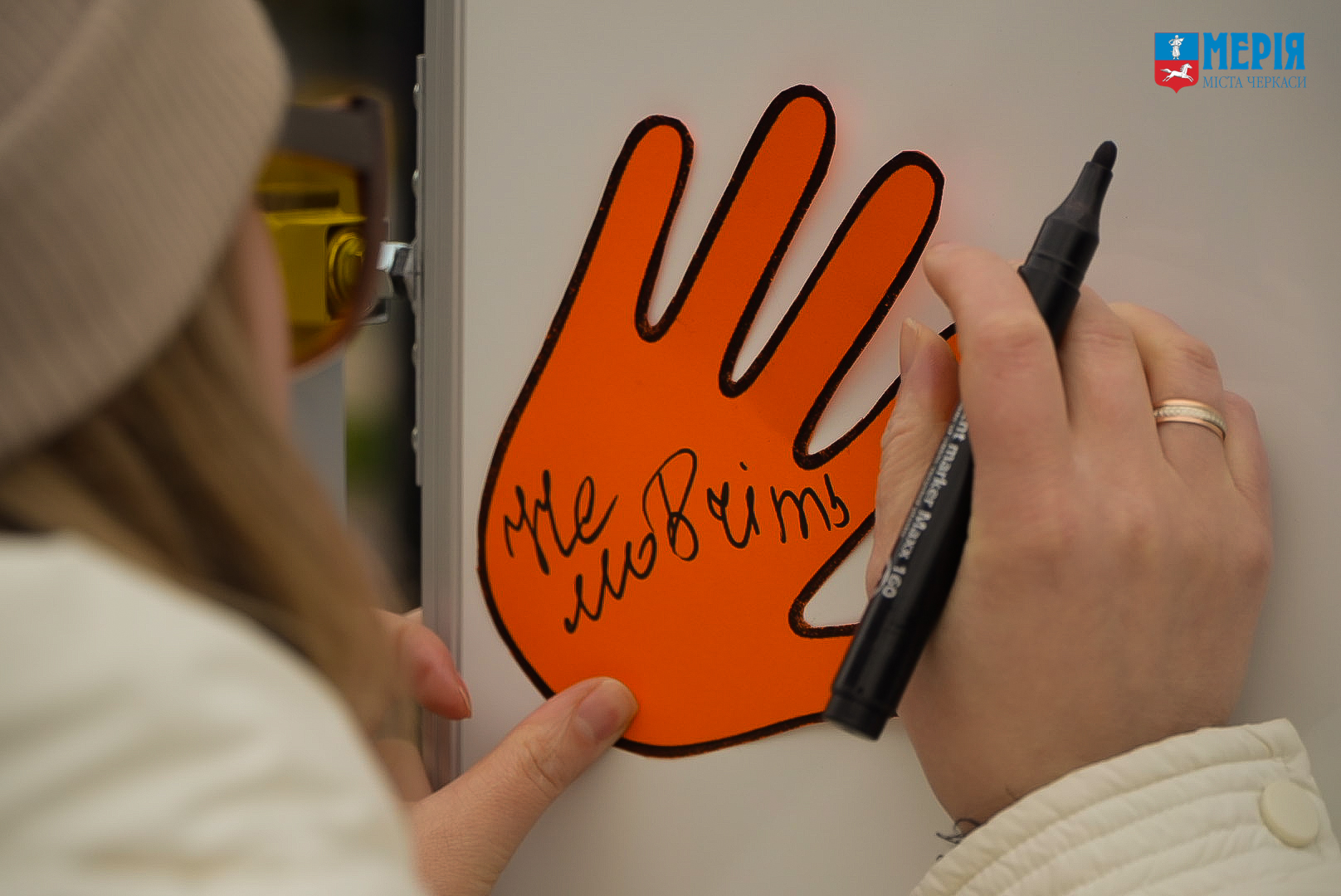 дівчина пише на папірці у форма долоні