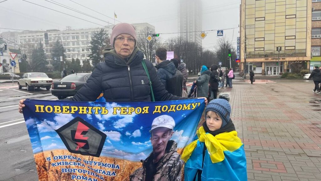 учасниця мирної акції у підтримку полонених