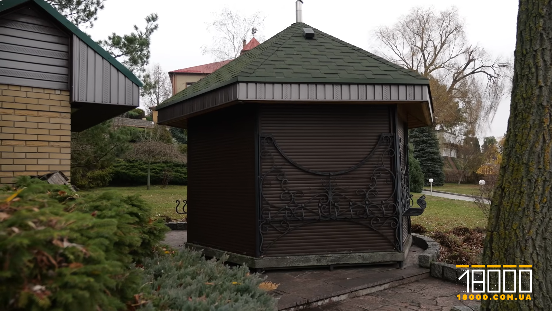 Альтанка на території житла Володимира Олійника