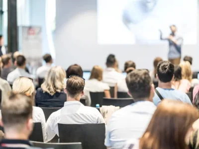 люди в аудиторії