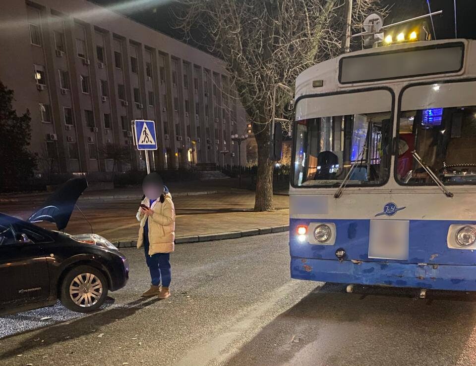 авто зіткнулося з тролейбусом