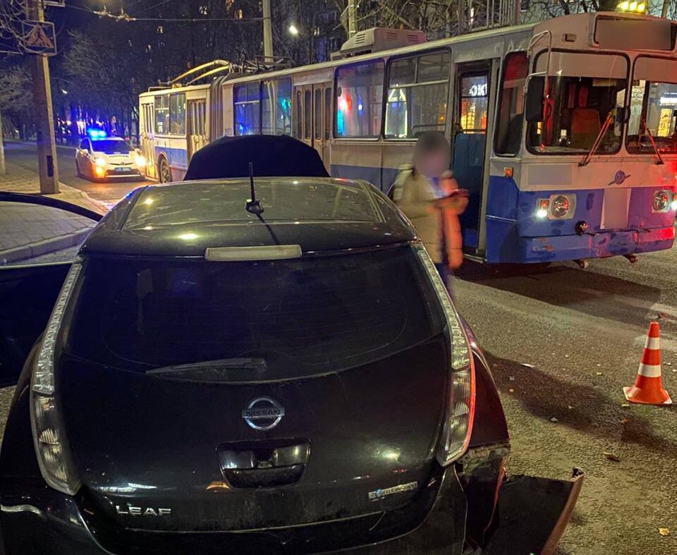 авто, яке зіткнулося з тролейбусом
