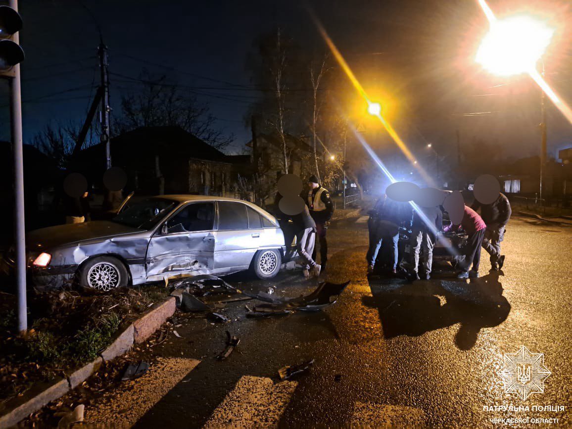 дві автівка на перехресті у Черкасах