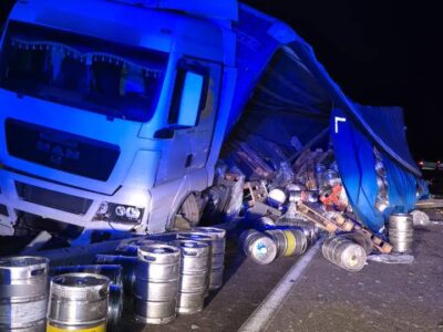 вантажівка на дорозі після ДТП