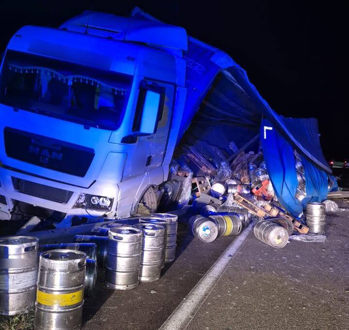 вантажівка на дорозі після ДТП