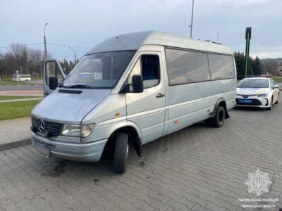 автобус з ознаками підробки