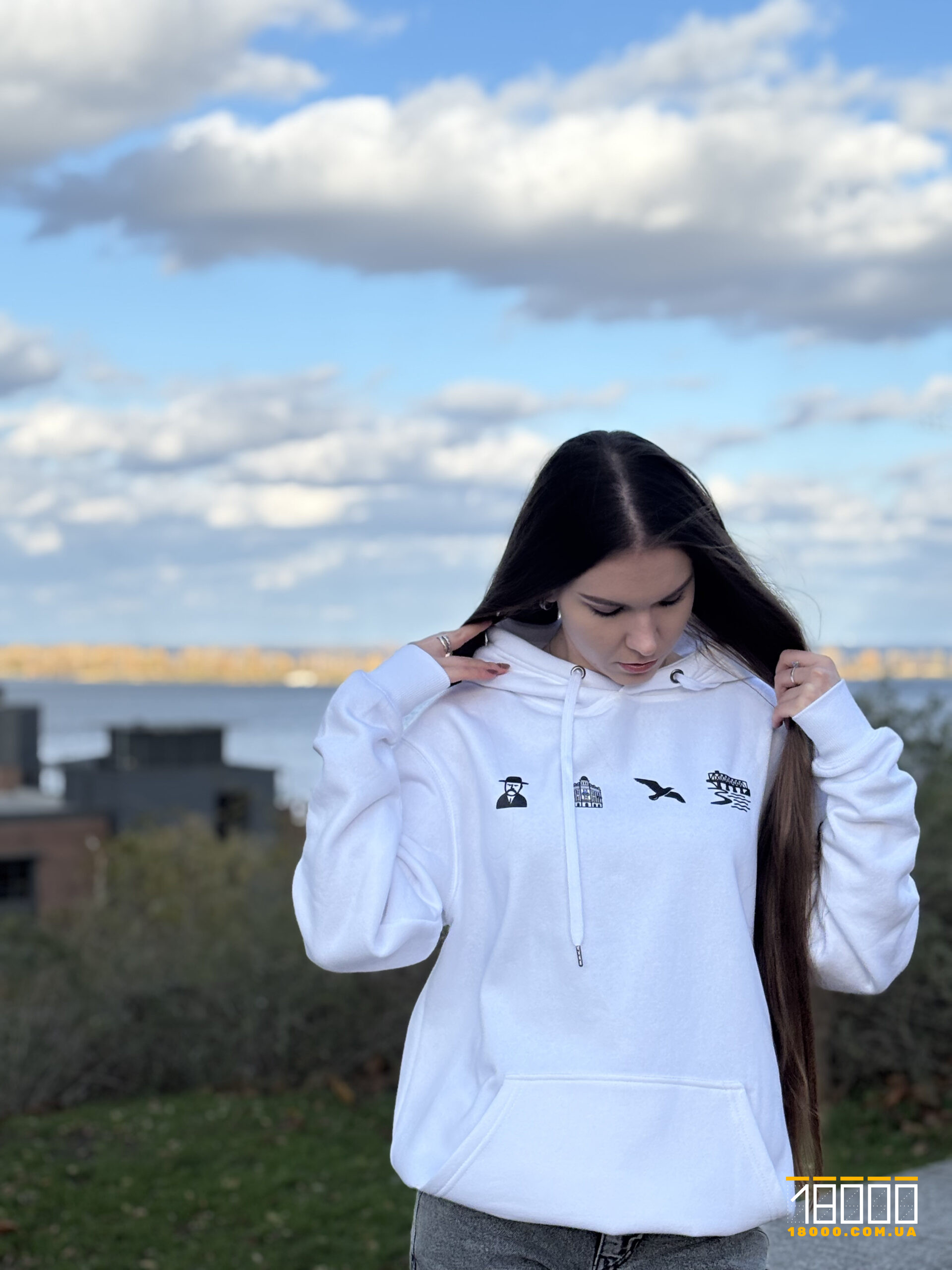 Анастасія Бут у худі "18000"