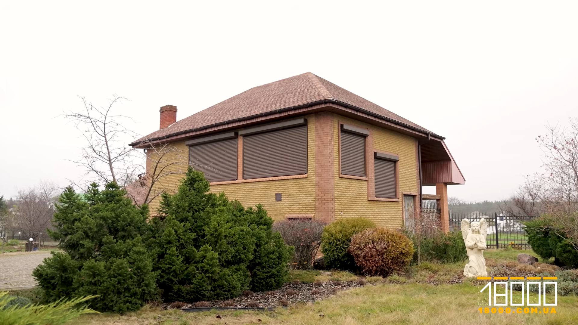 Будівля на території "палаці"