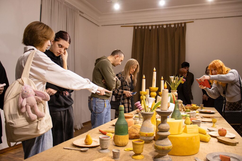 У Черкаському художньому музеї презентували інсталяцію з деревини