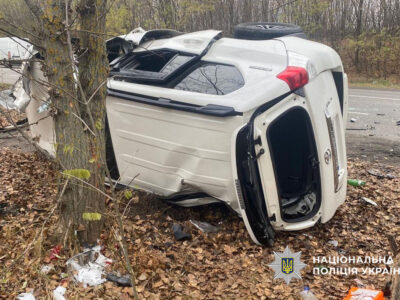 перевернута на бік автівка