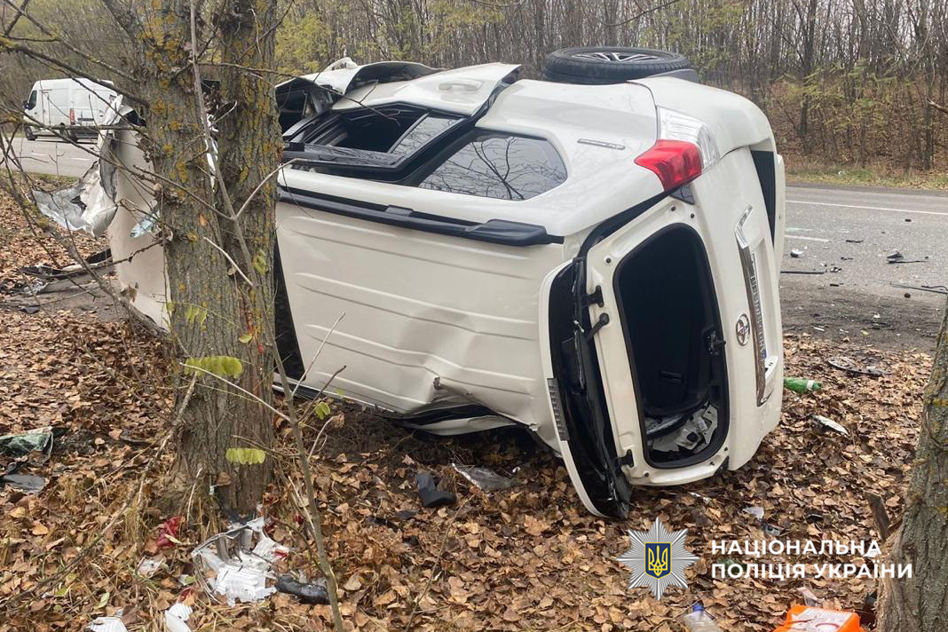 перевернута на бік автівка