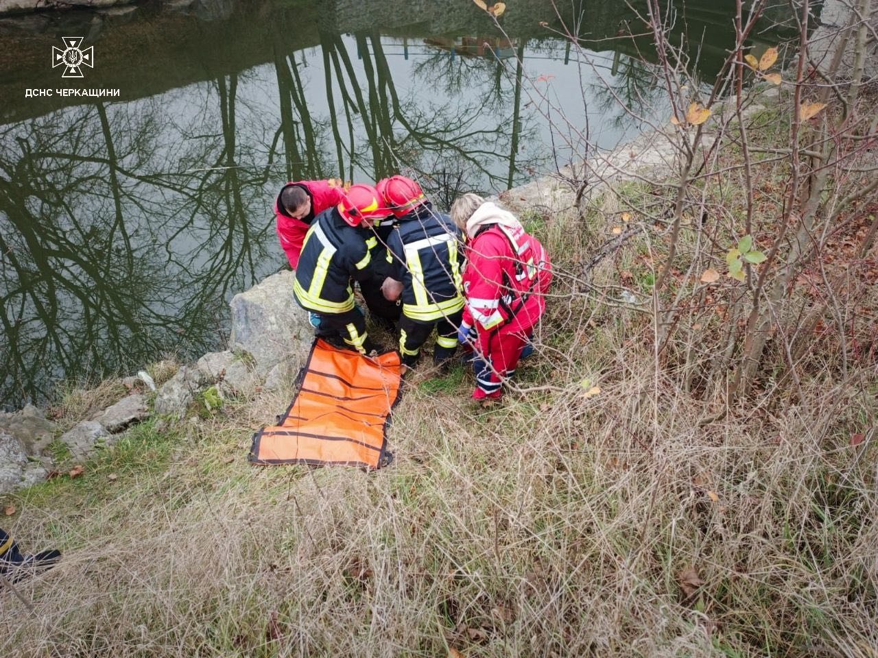 Рятувальники рятують рибалку