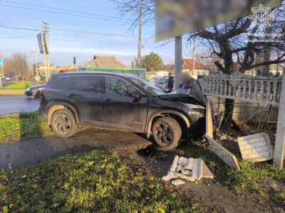 машина на паркані