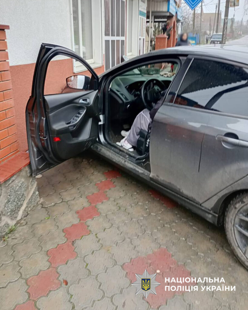 машина в'їхала у магазин