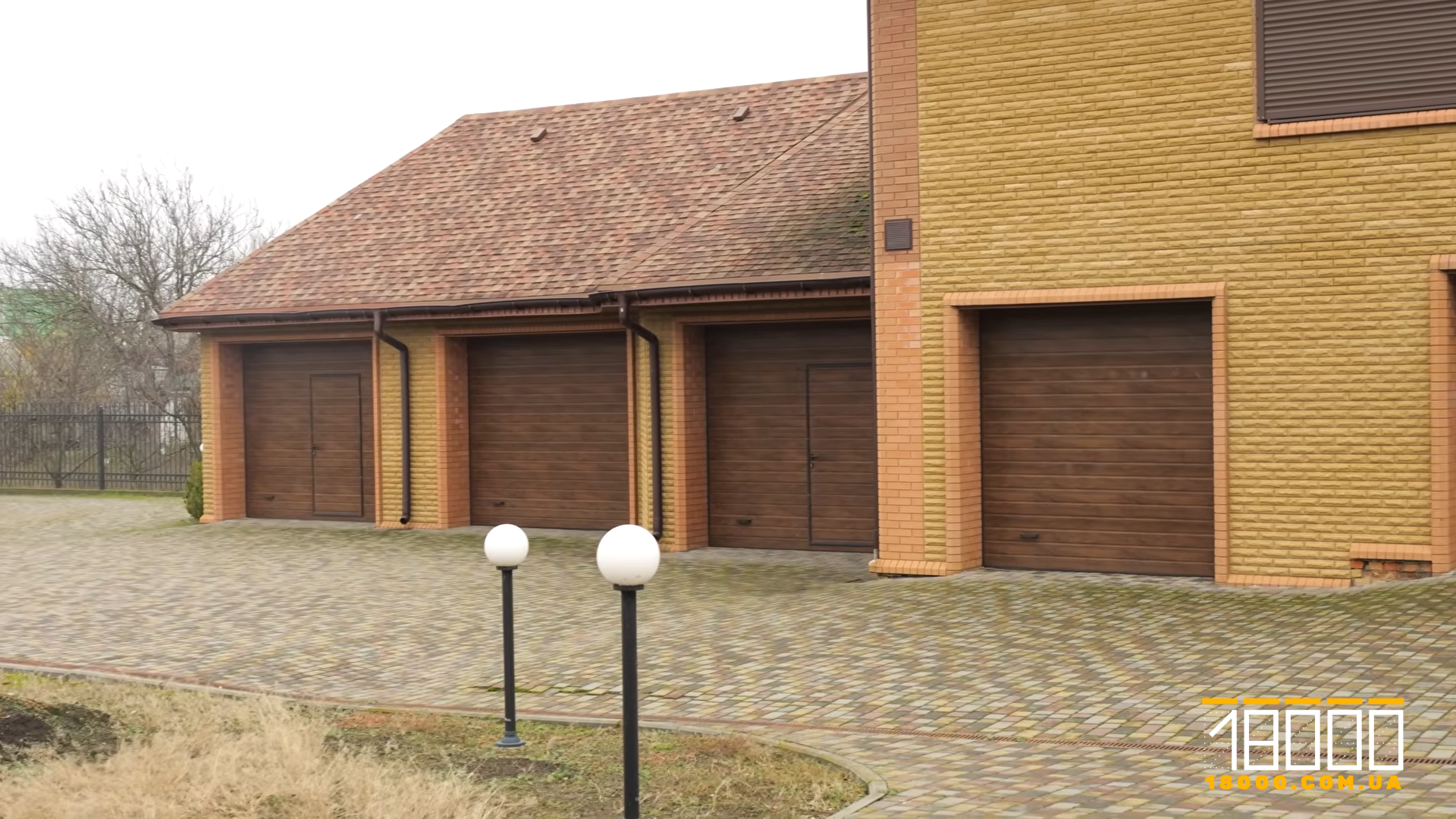 Гараж на території будинку