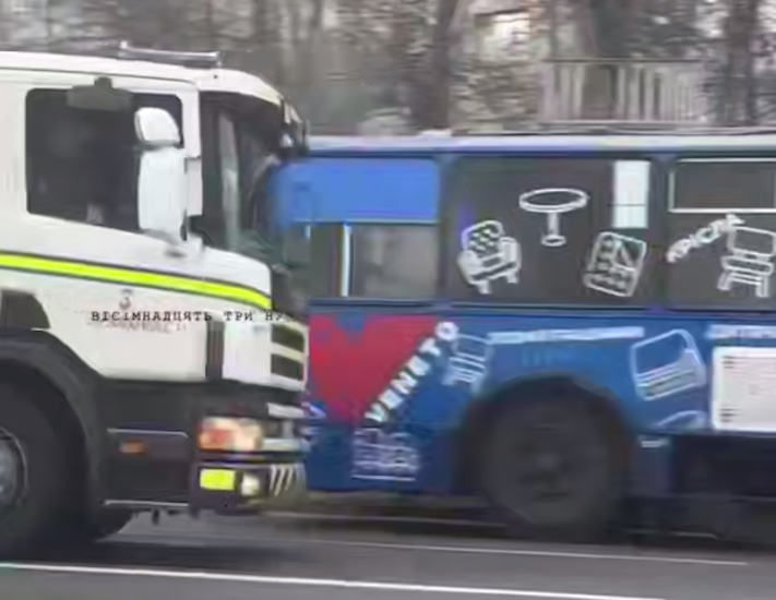 горів тролейбус