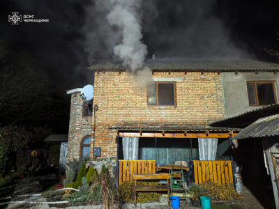 дим з вікна будинку