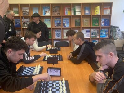 студенти грають у шахи