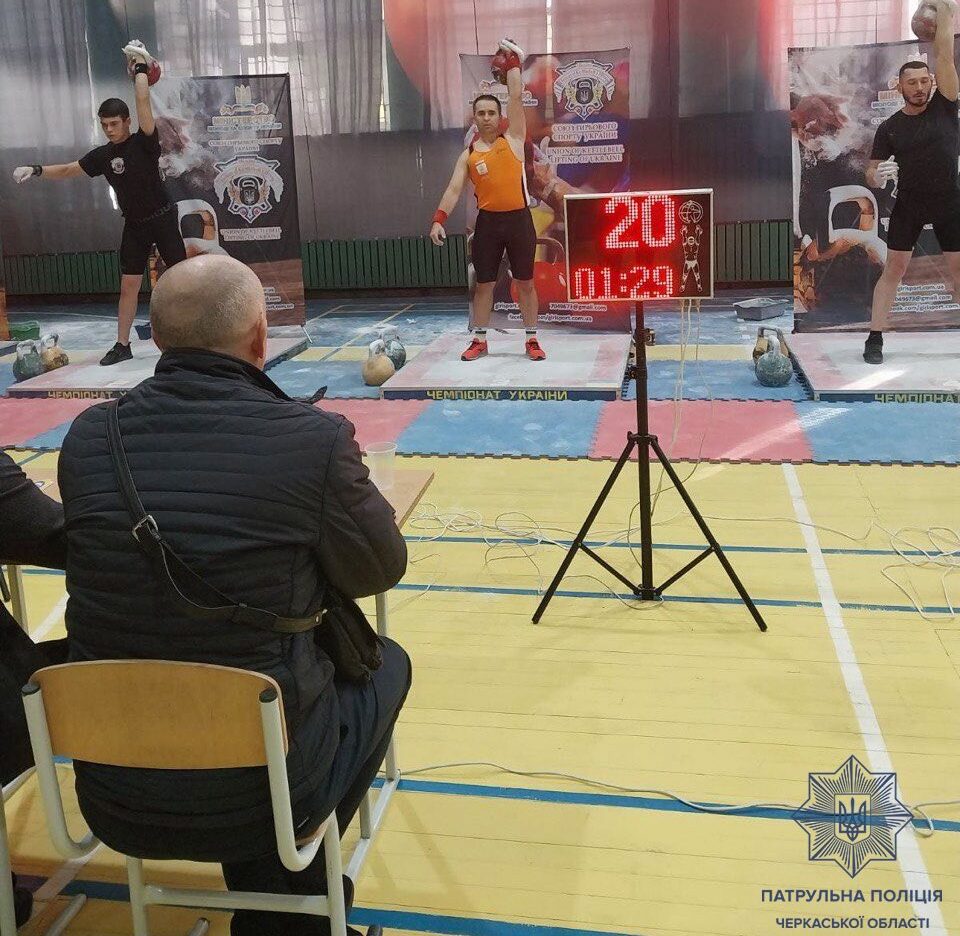 спортсмени з гирями на змаганнях