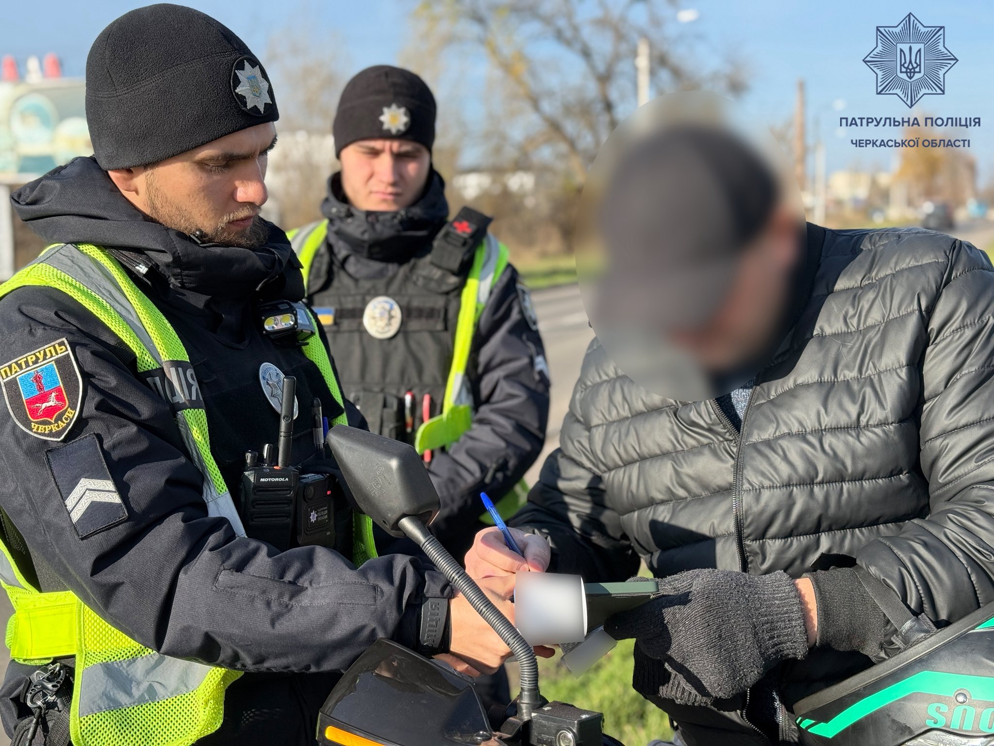 мотоцикліст, якого зупинили патрульні