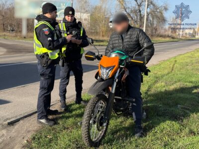 водій на мотоциклі