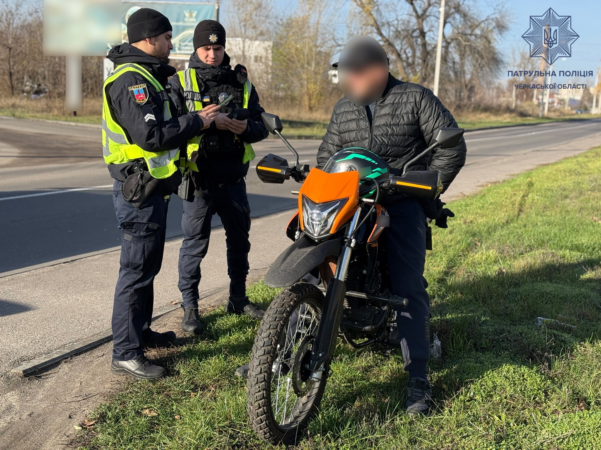 водій на мотоциклі