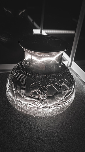 Кубок зі сценами шматування