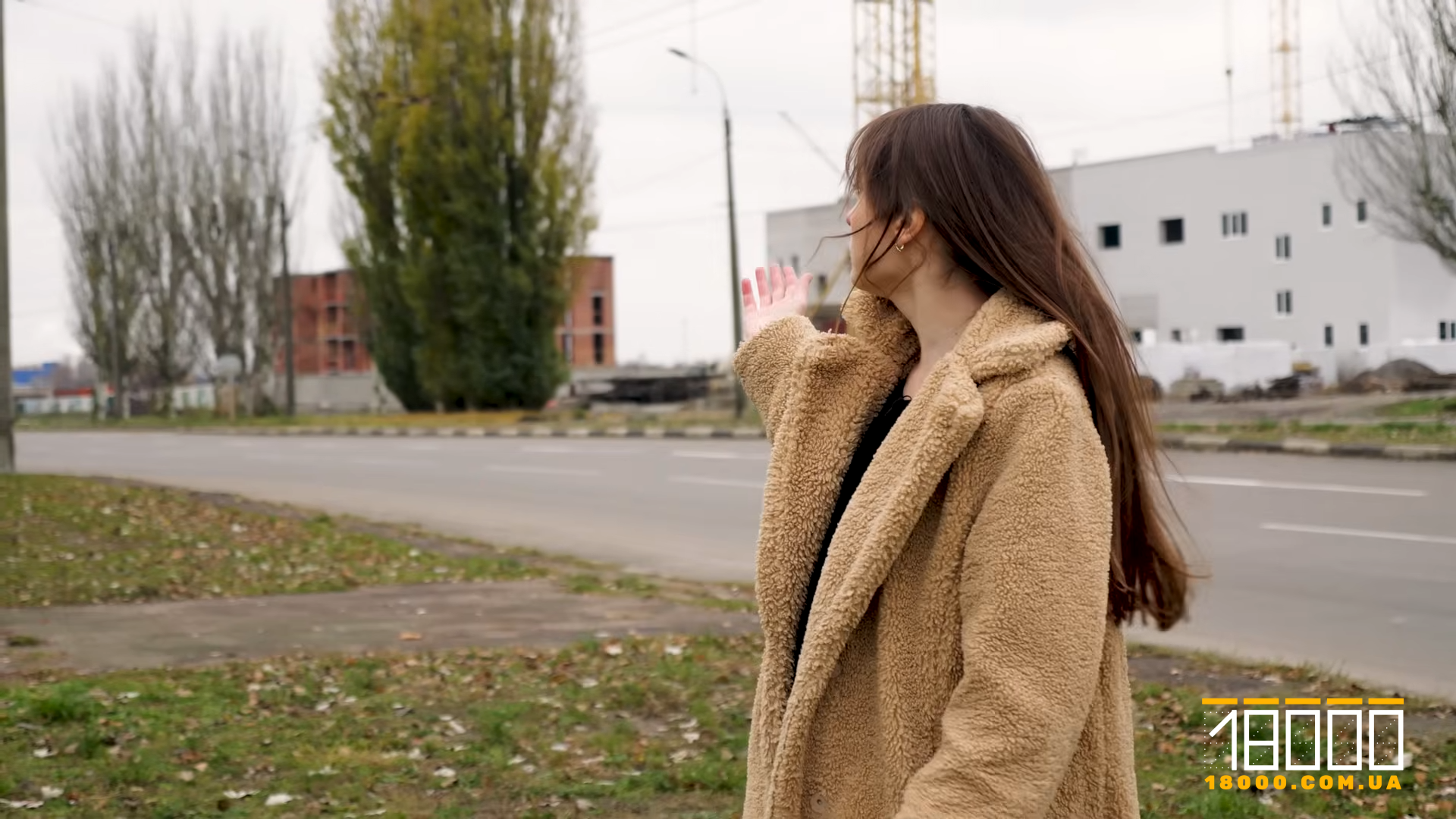 Ірина Малюкова на фоні будівництва