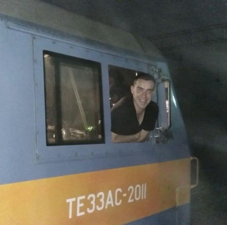 Машиніст виглядає з вікна локомотива 