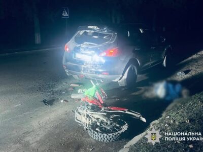 мотоцикл в'їхав в авто на Уманщині