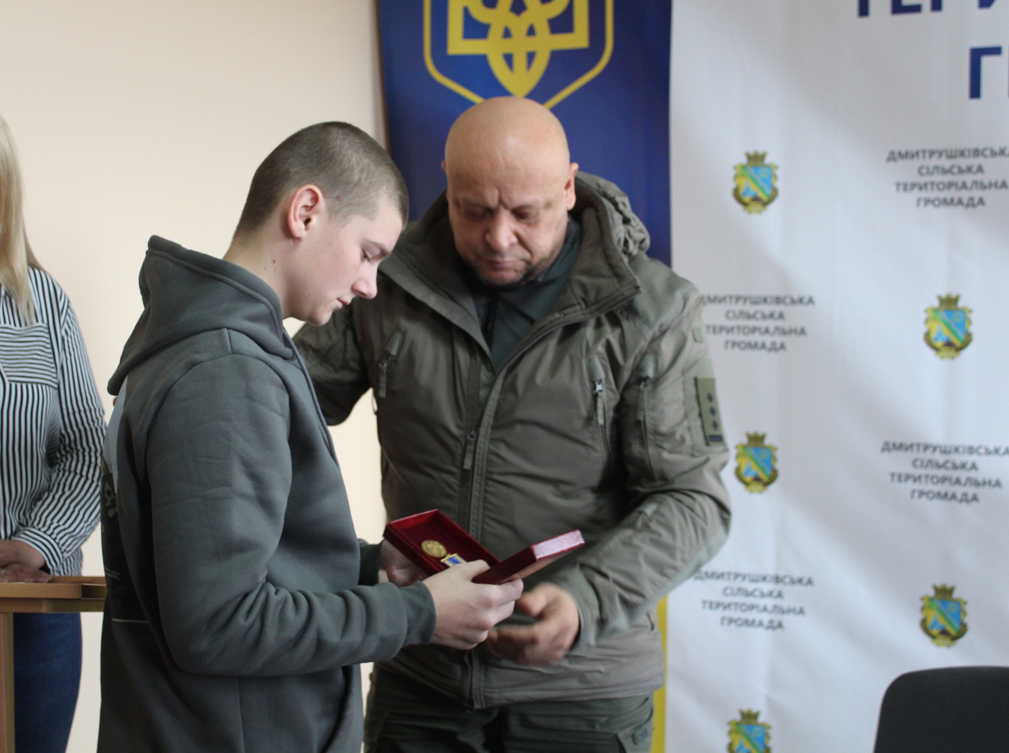 вручають медаль