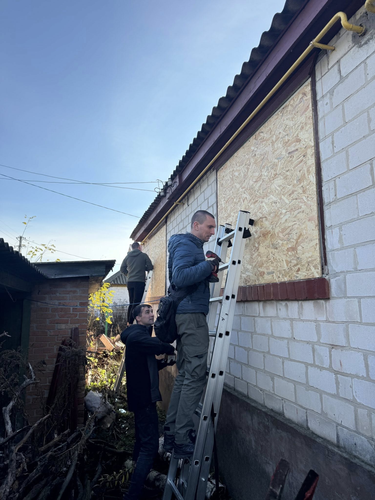 Вікна закривають плитами