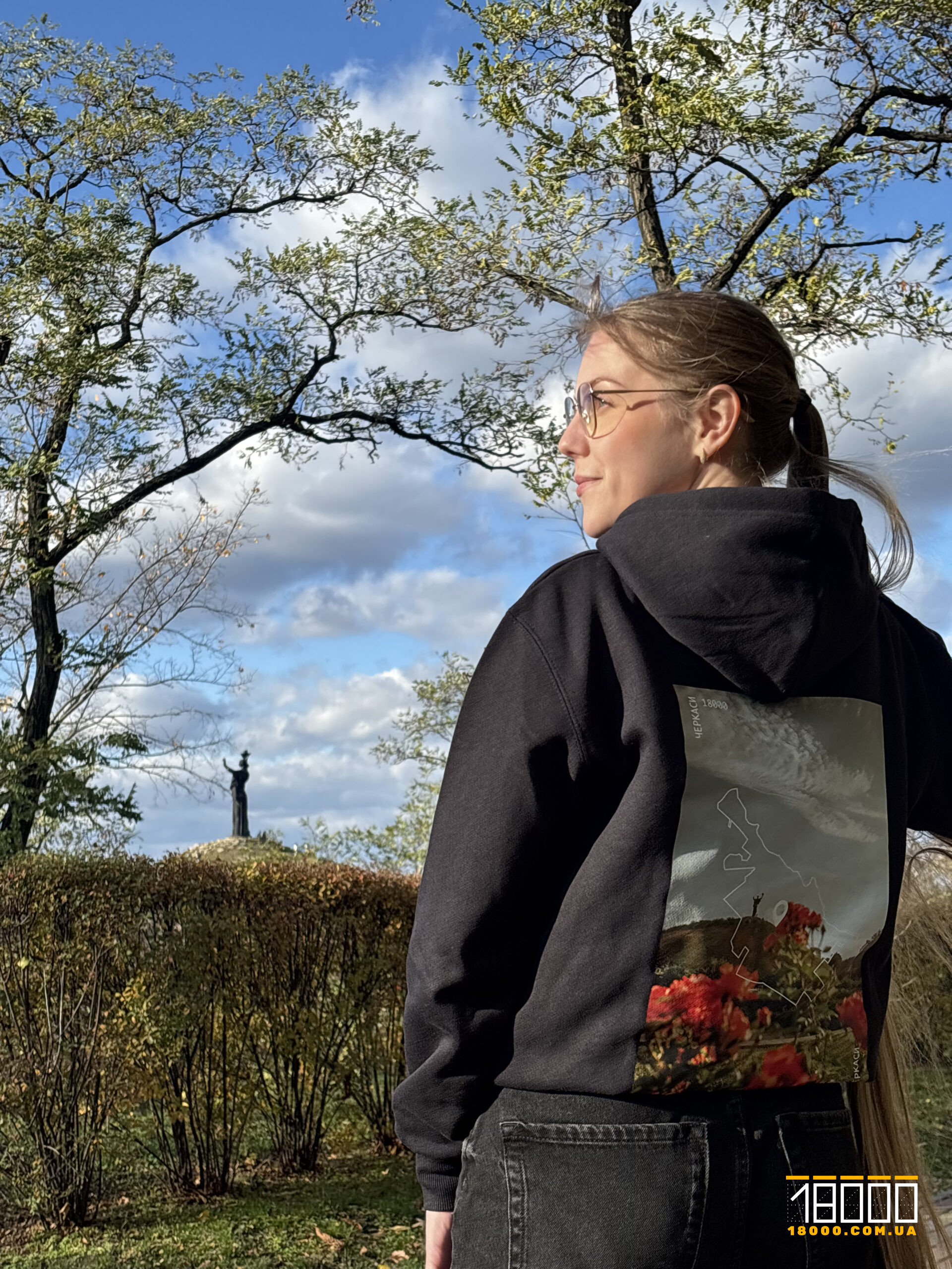 Вікторія Нянько в худі "18000"