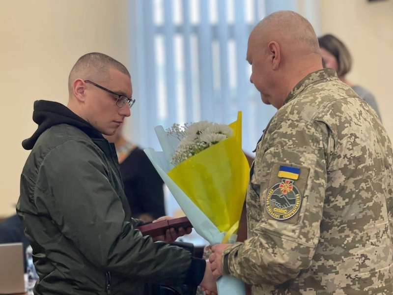 чоловік передають нагороду