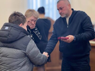 передають нагороду