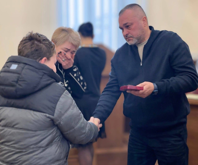 передають нагороду