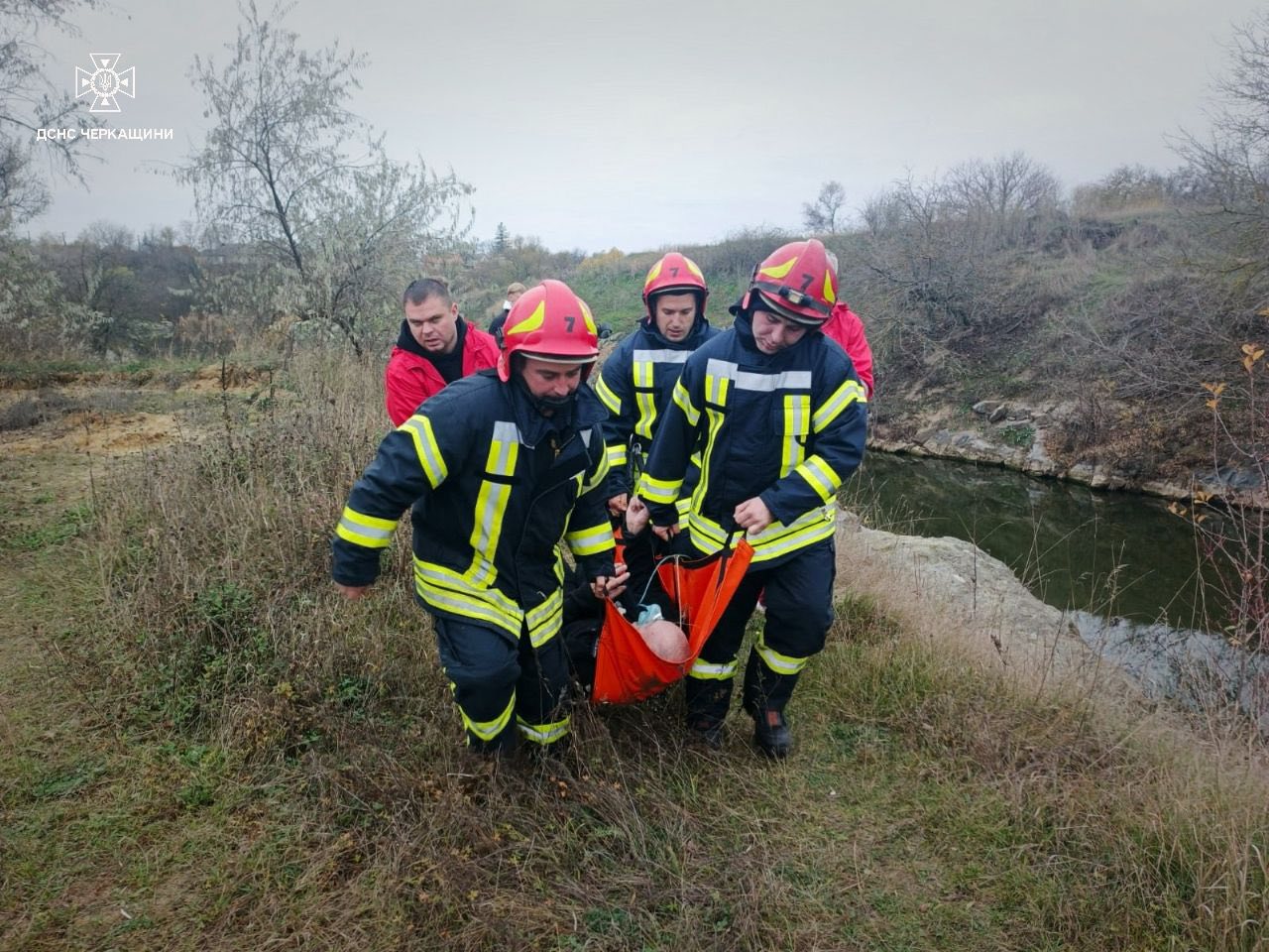 Рятувальники несуть чоловіка