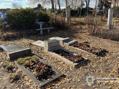 вандалізм на кладовищі