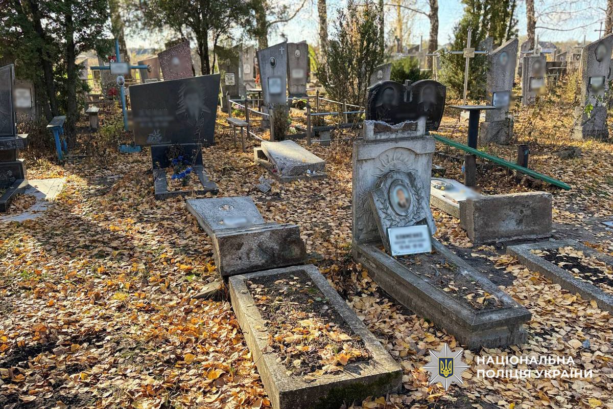 пошкоджені надгробки після вандалізму на Черкащині