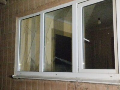 пошкоджені вікна у будинку після атаки