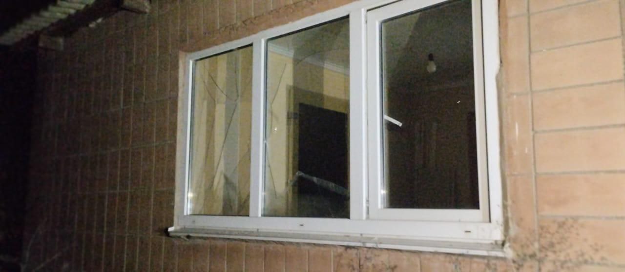 пошкоджені вікна у будинку після атаки