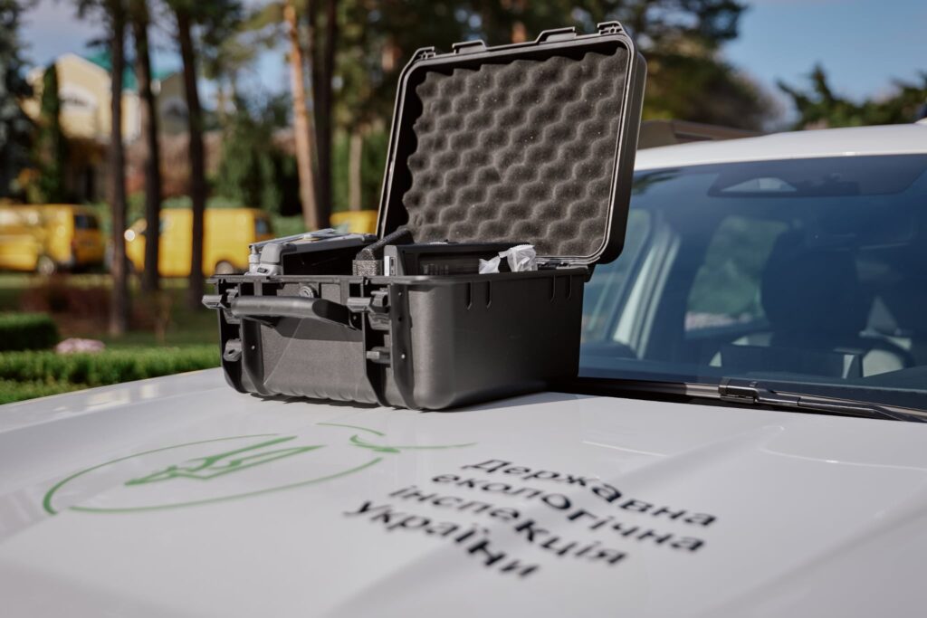 БпЛА на капоті машині