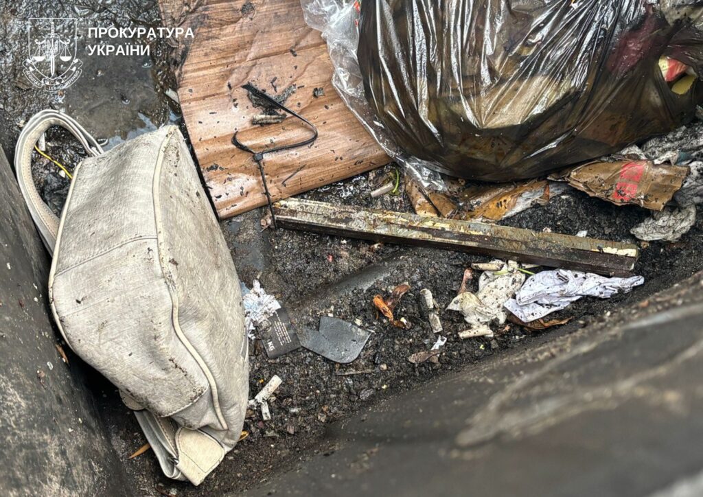 сумка в смітнику