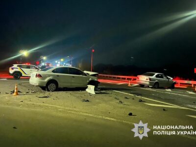 дві автівки на трасі