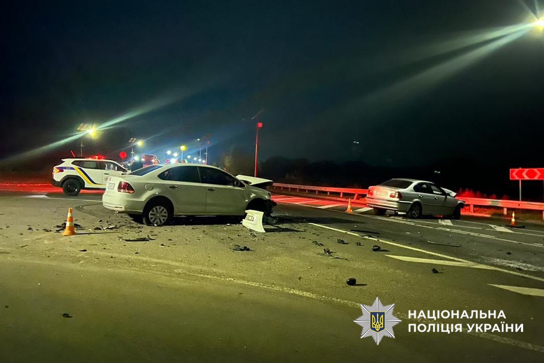 дві автівки на трасі