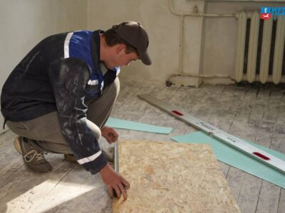 робітник робить ремонт у соціальній квартирі для молоді з інвалідністю