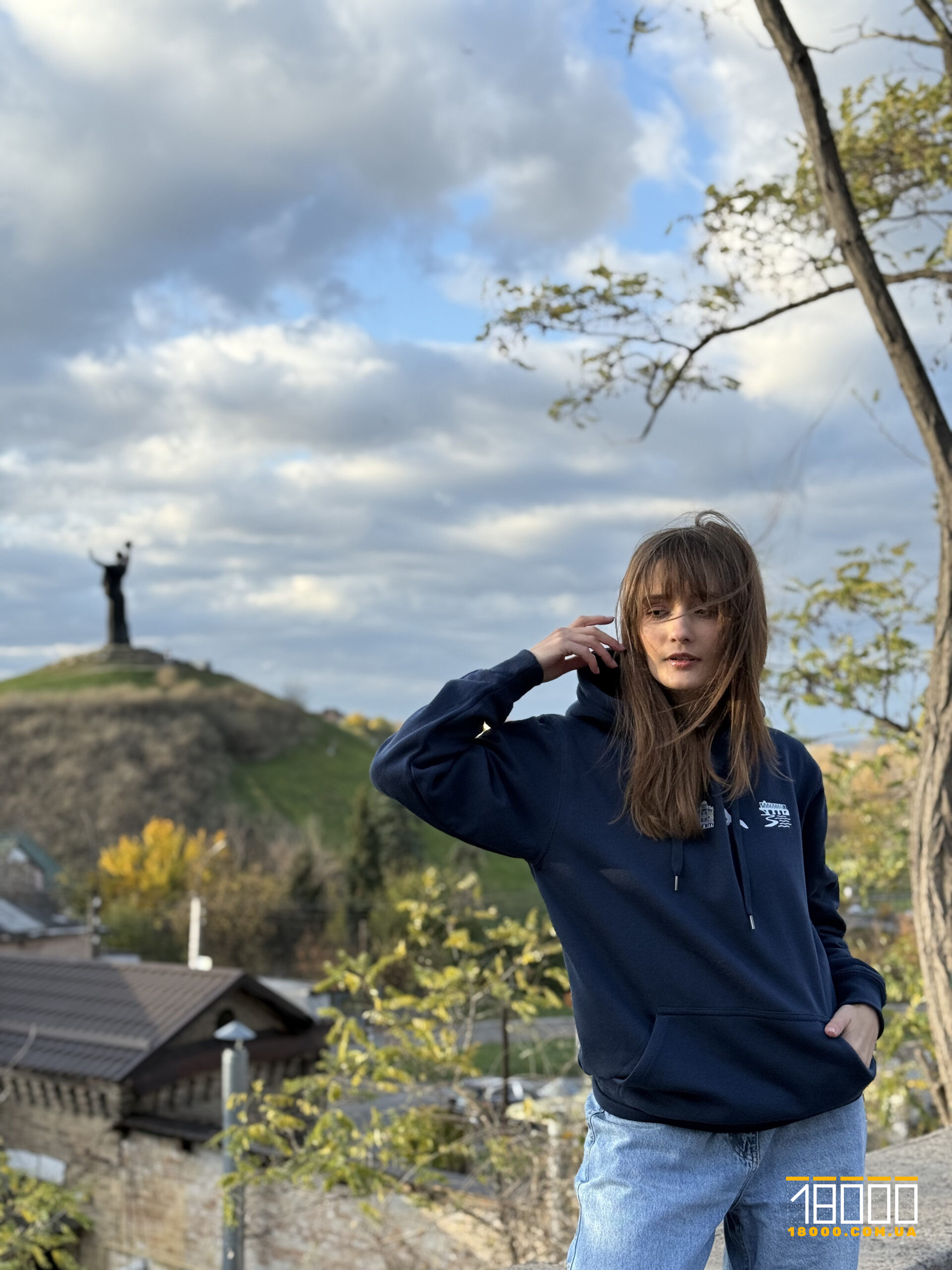 Анастасія Михайлович у синьому мерчі "18000"