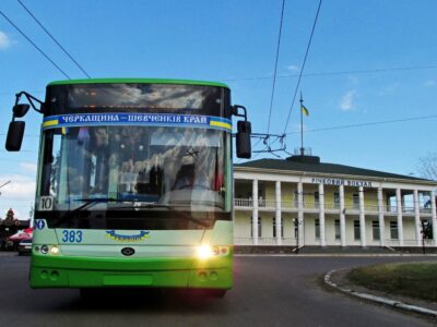 Тролейбус біля річкового вокзалу
