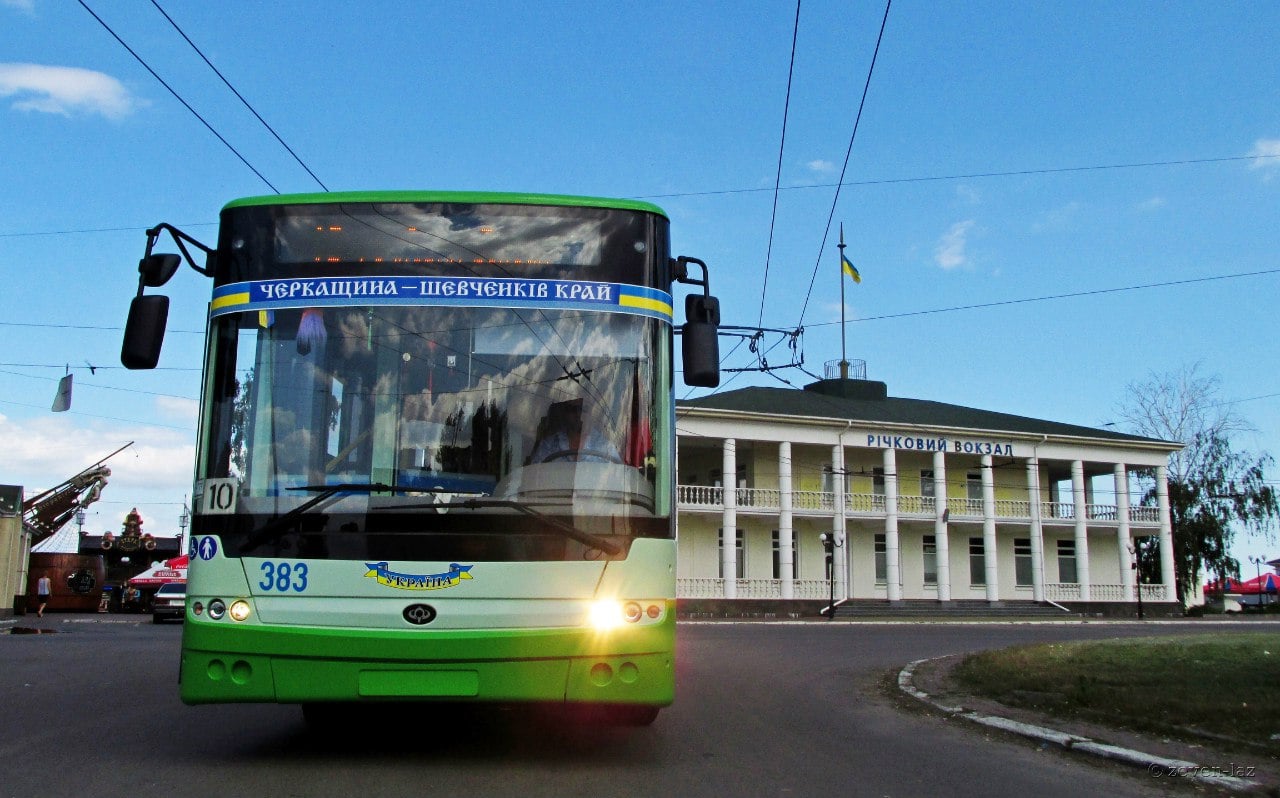 Тролейбус біля річкового вокзалу