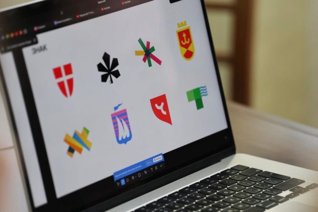 екран ноутбука з логотипами